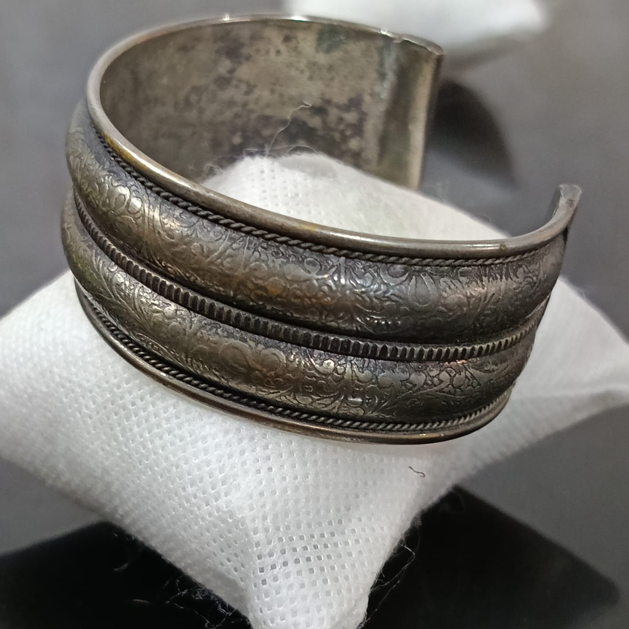 سوار نسائي نغلف بالفضة