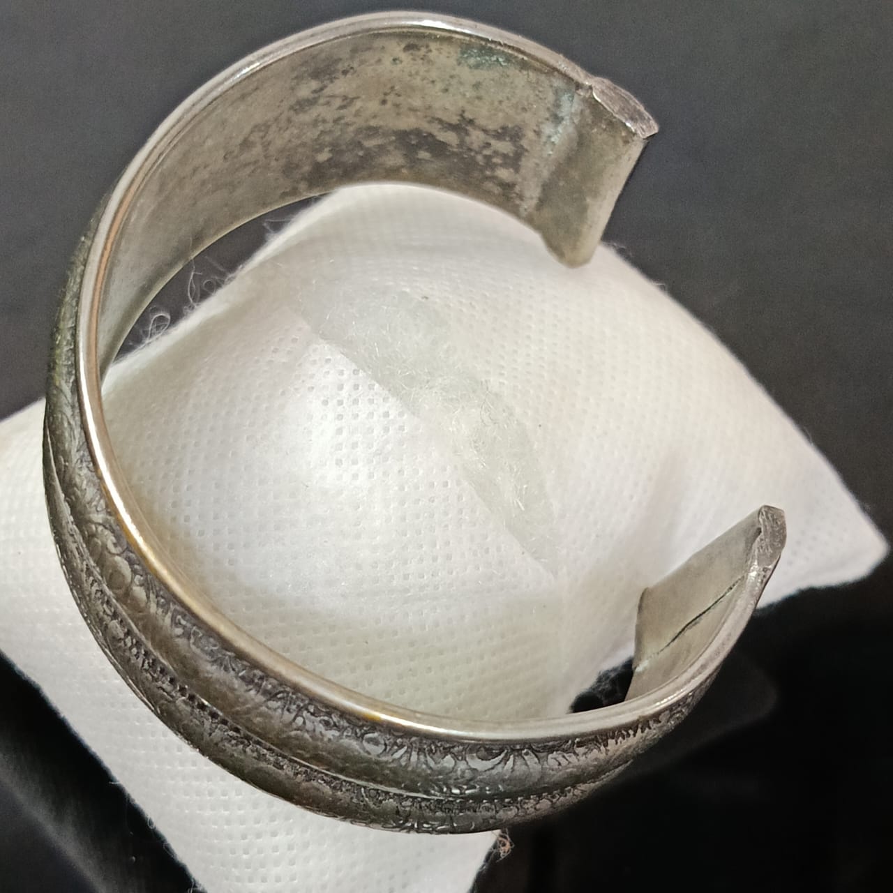 سوار نسائي نغلف بالفضة