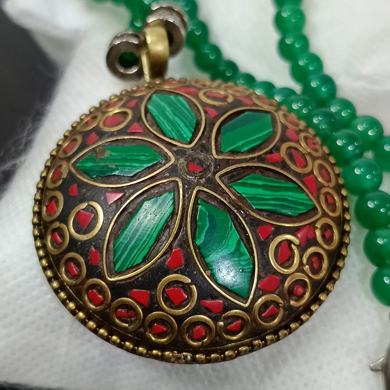عقد تحفة بحجر يشم أخضر وقلادة مرصعة بحجر مالكيت