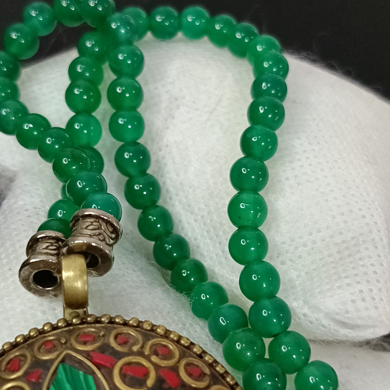 عقد تحفة بحجر يشم أخضر وقلادة مرصعة بحجر مالكيت