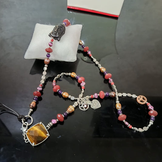 عقد تحفة مرصع بالأحجار متنوعة