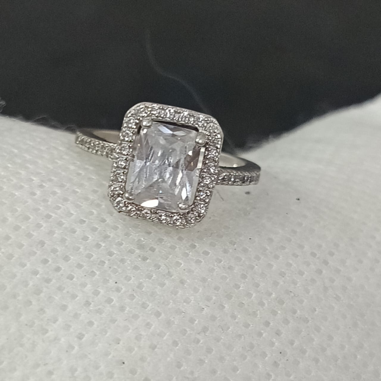 خاتم فضة نسائي مرصع بالأحجار