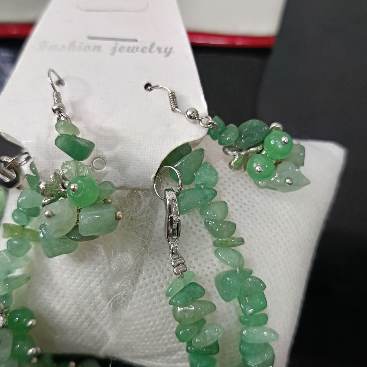 باغيغ تحفة عقد وسوار وأقراط من حجر جاد وزمرد