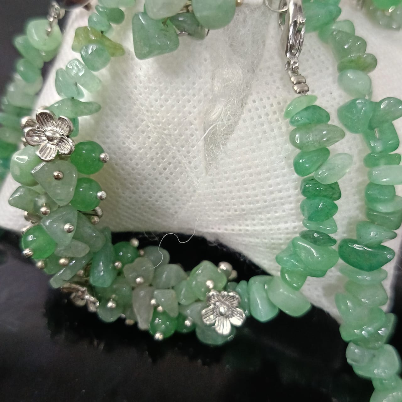 باغيغ تحفة عقد وسوار وأقراط من حجر جاد وزمرد