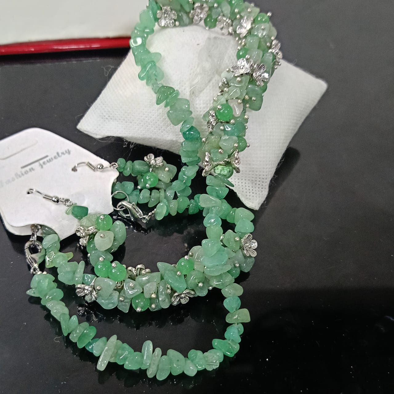 باغيغ تحفة عقد وسوار وأقراط من حجر جاد وزمرد