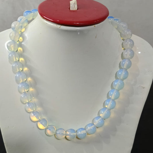 عقد تحفة بحجر قمر طبيعي