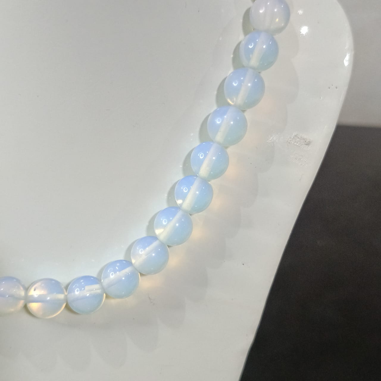 عقد تحفة بحجر قمر طبيعي