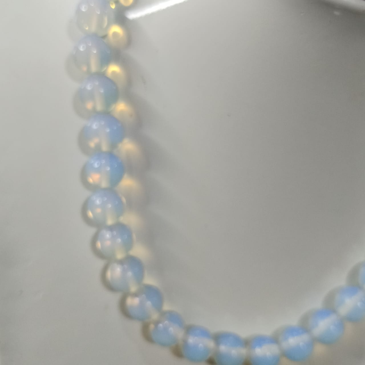 عقد تحفة بحجر قمر طبيعي