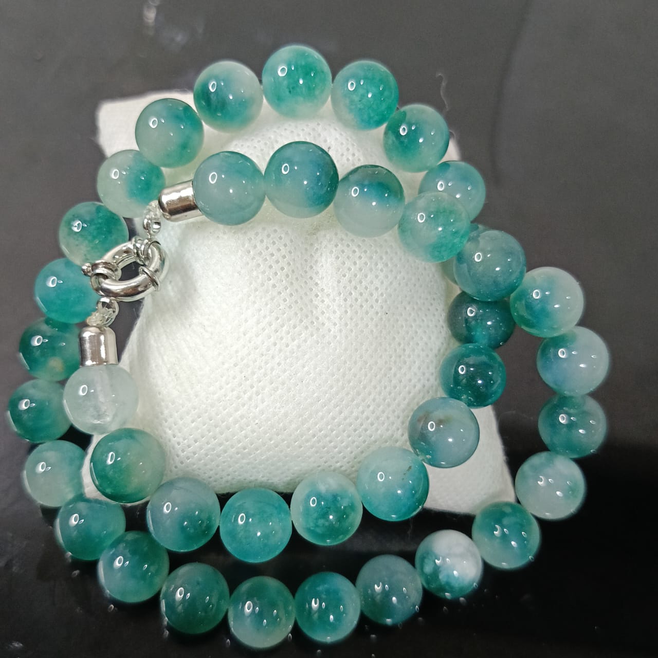 عقد تحفة بحجر طبيعي