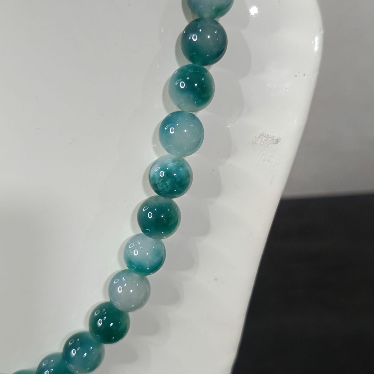 عقد تحفة بحجر طبيعي