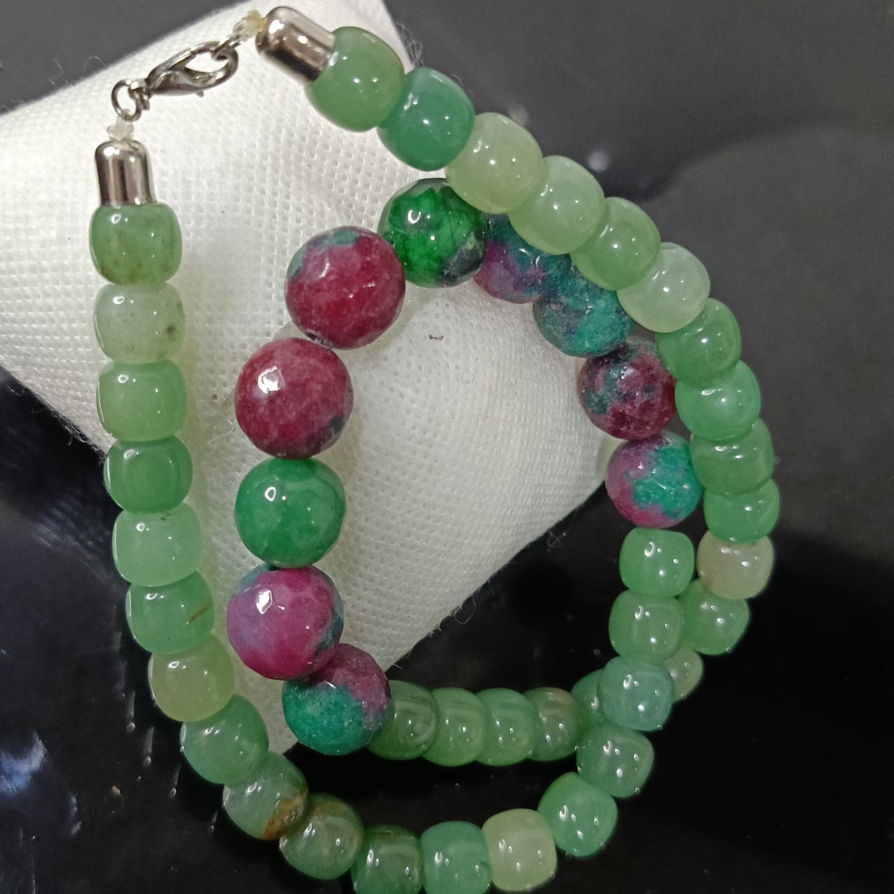 عقد تحفة بحجر جاد طبيعي