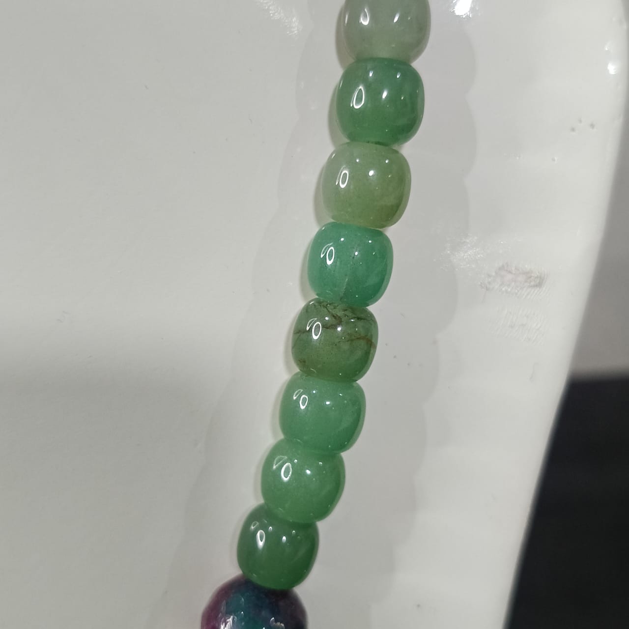 عقد تحفة بحجر جاد طبيعي