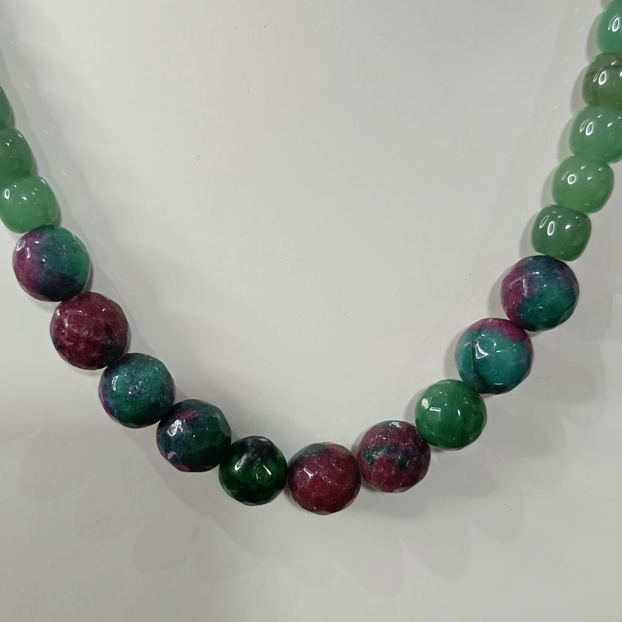 عقد تحفة بحجر جاد طبيعي