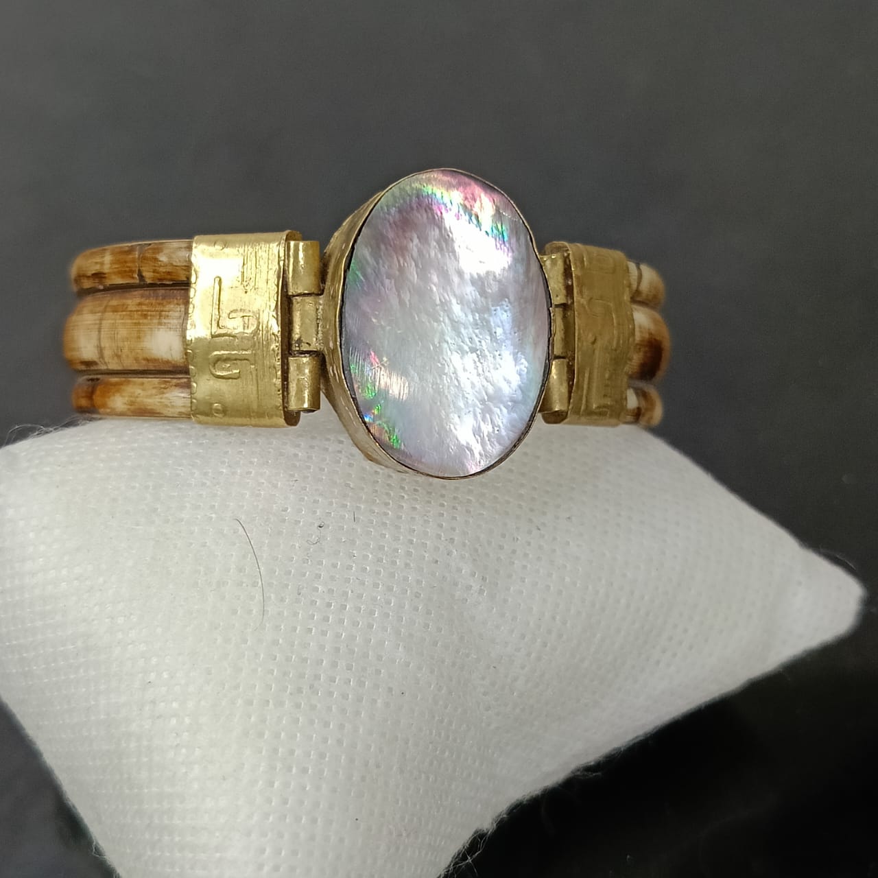 سوار نحاس وعااج