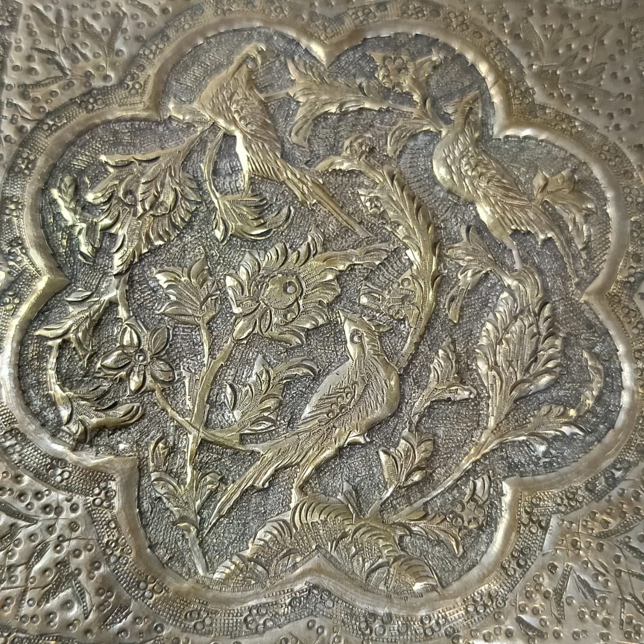 علبة قديمة نحاس مزخرفة