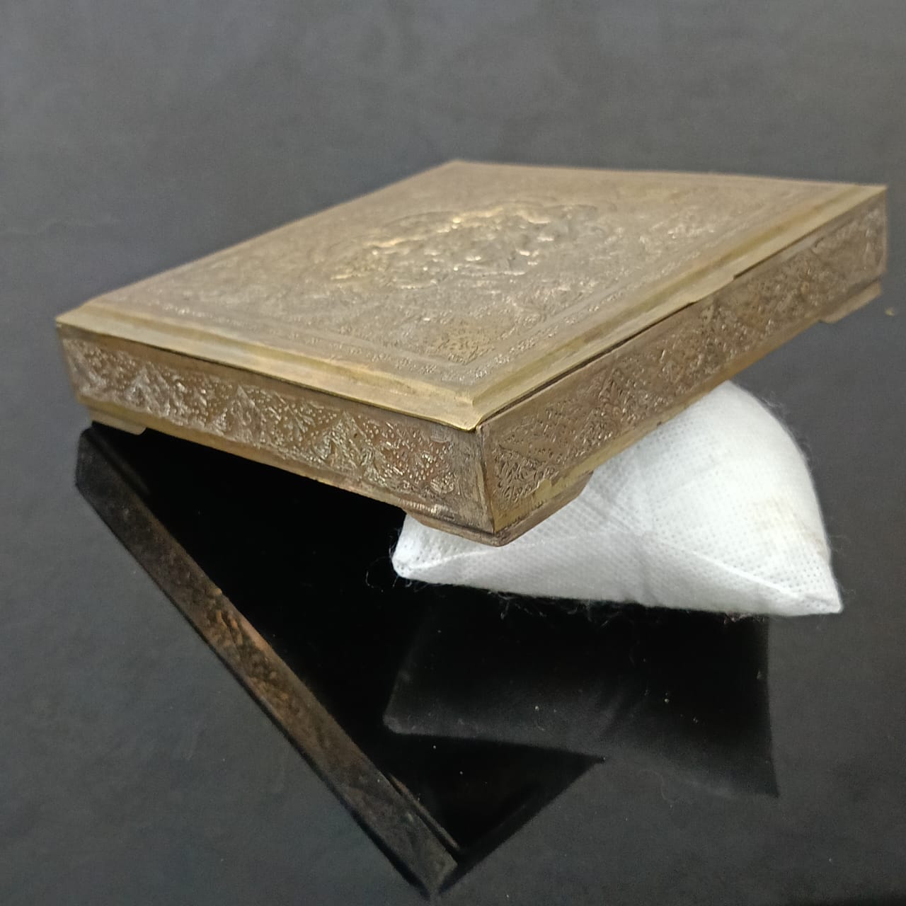 علبة قديمة نحاس مزخرفة