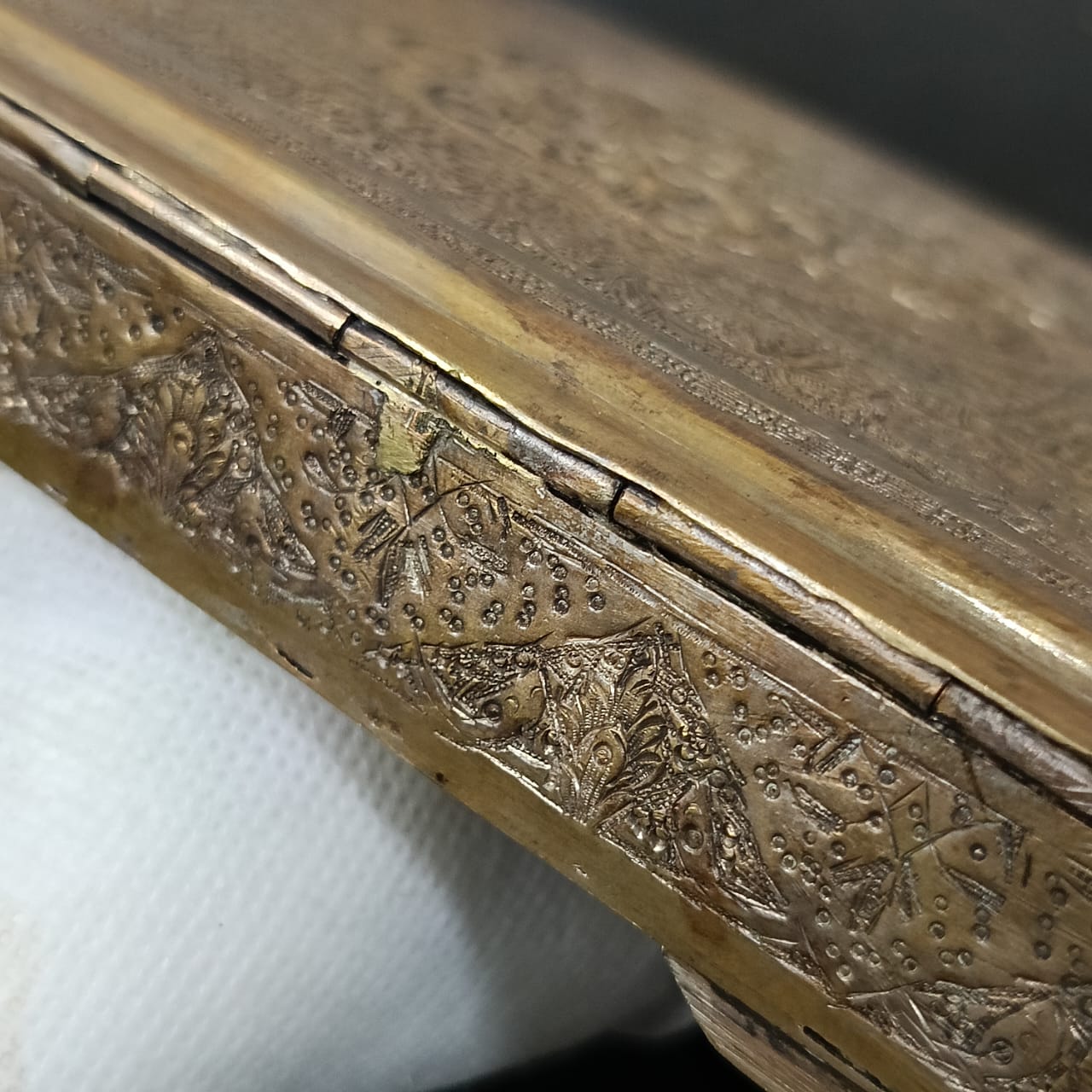 علبة قديمة نحاس مزخرفة