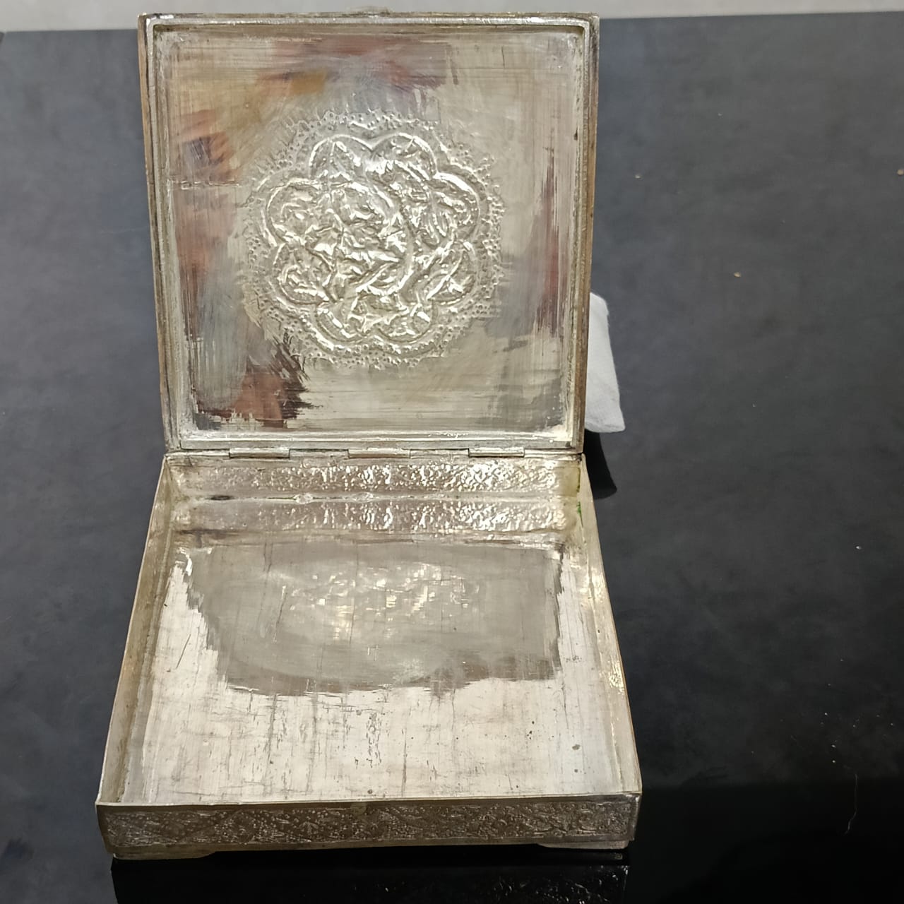 علبة قديمة نحاس مزخرفة