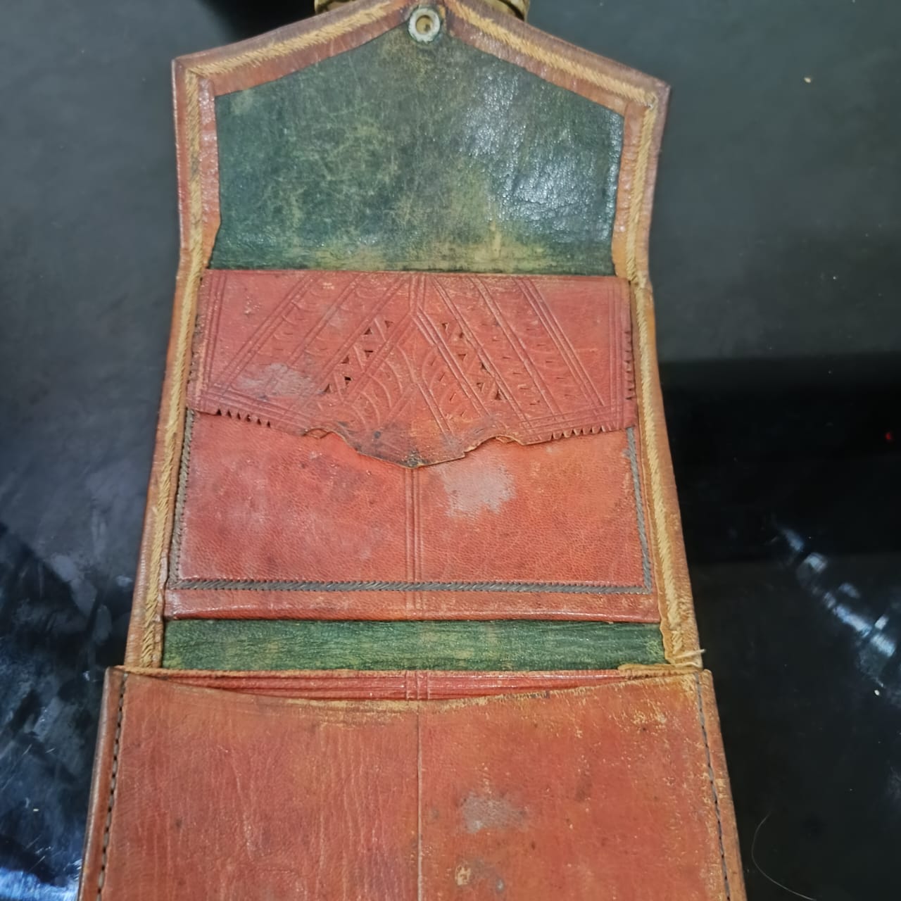 بورتاي قديم تحفة من الحلد الخر مطرز بخيوط الفضة