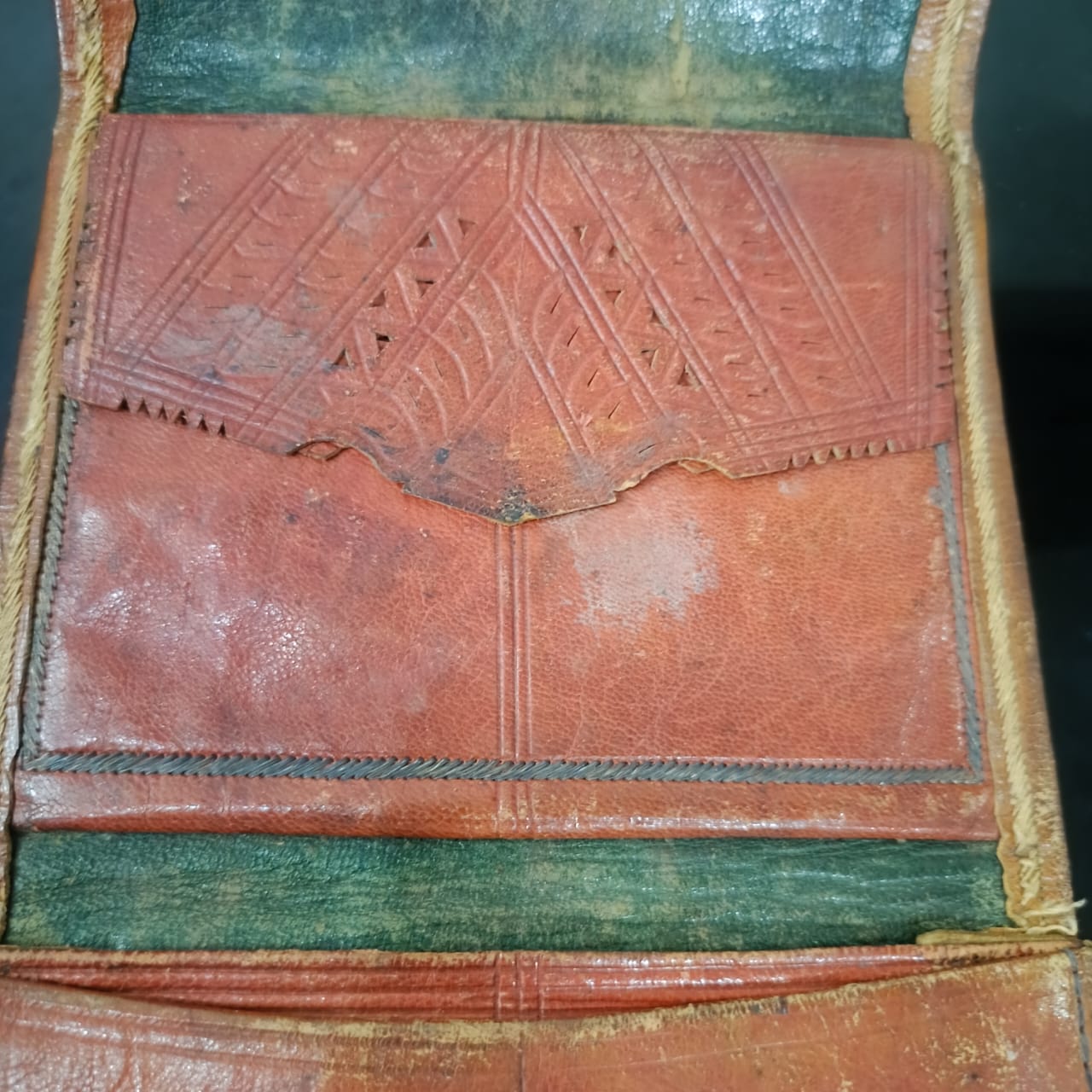 بورتاي قديم تحفة من الحلد الخر مطرز بخيوط الفضة