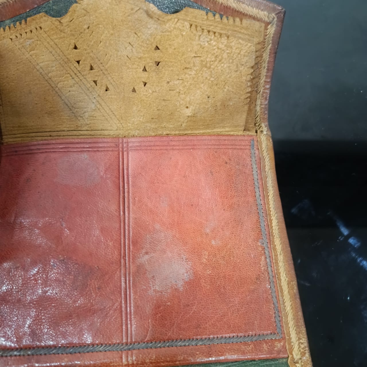 بورتاي قديم تحفة من الحلد الخر مطرز بخيوط الفضة