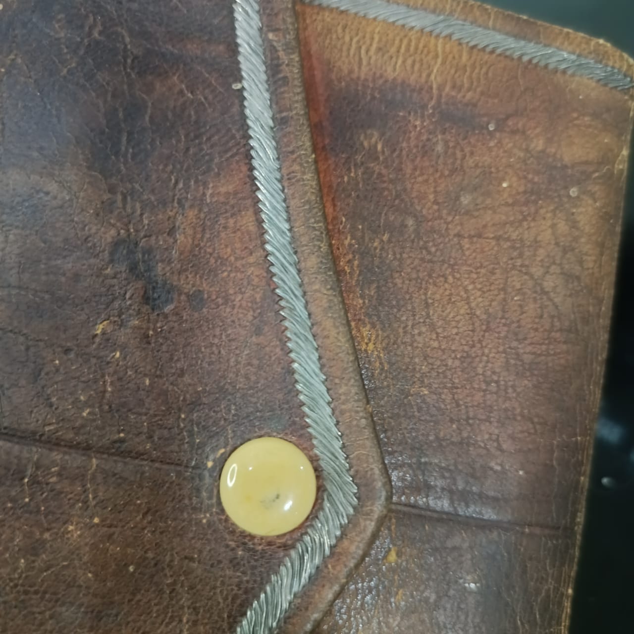 بورتاي قديم تحفة من الحلد الخر مطرز بخيوط الفضة