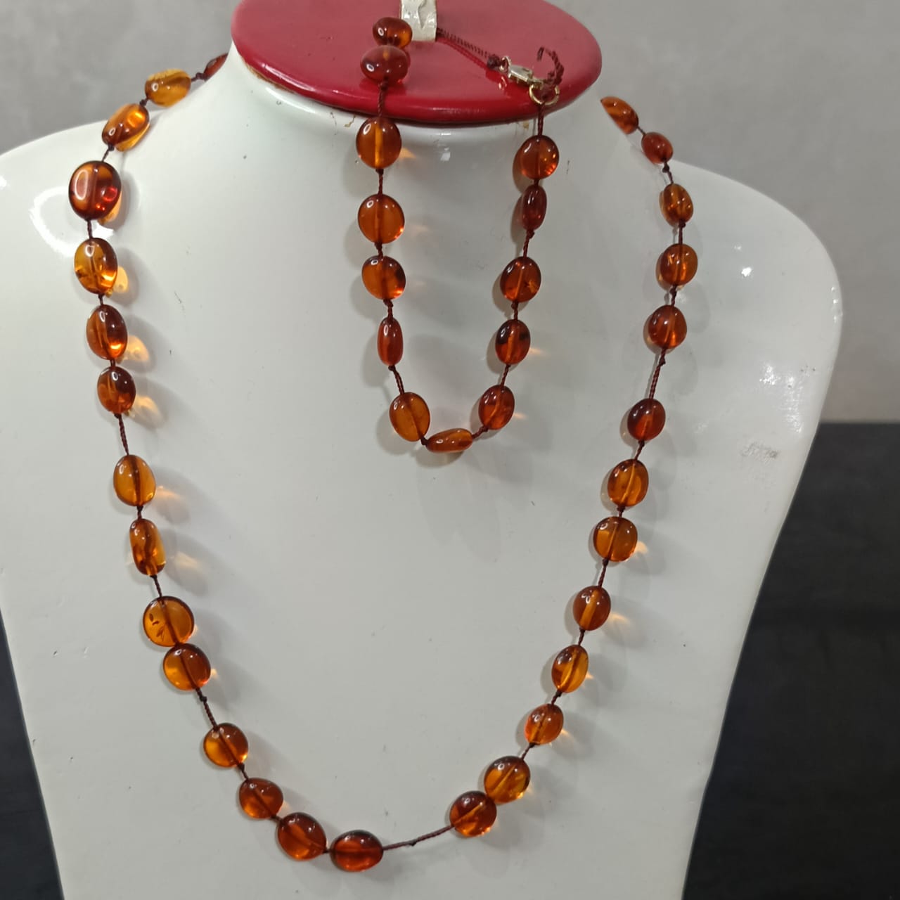 عقد وسواره من حجر كهرمان طبيعي