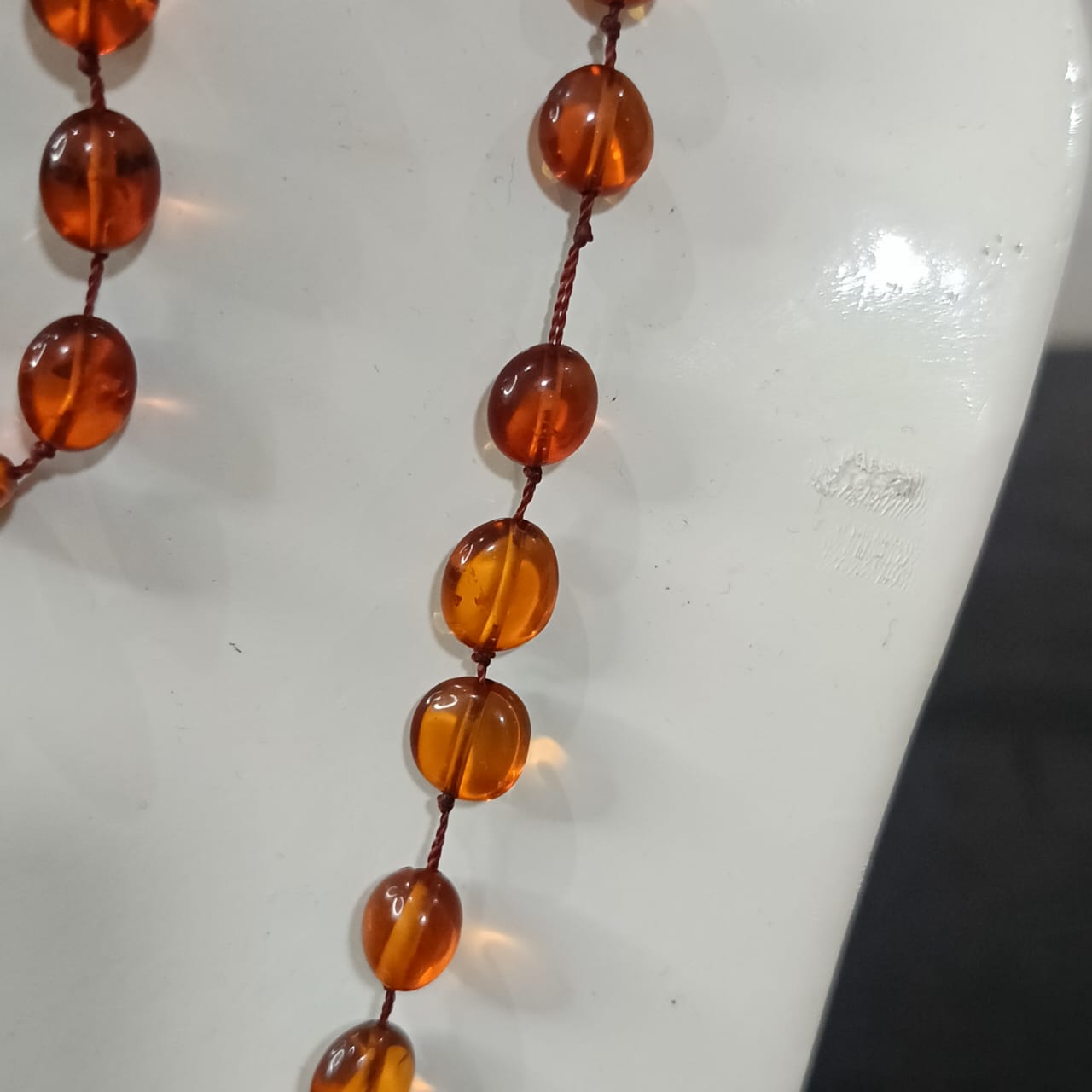 عقد وسواره من حجر كهرمان طبيعي