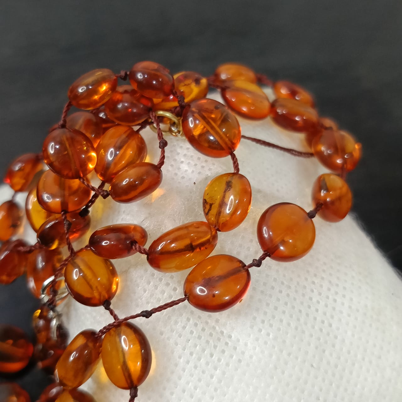 عقد وسواره من حجر كهرمان طبيعي