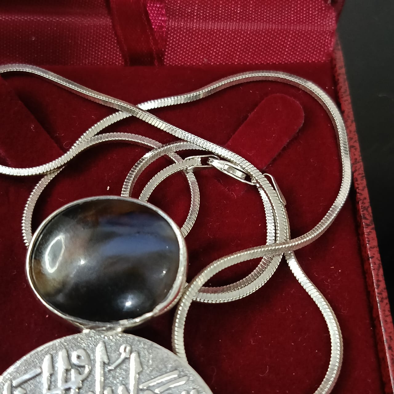 سلسلة تحفة فضة بحجر عقيق مصور