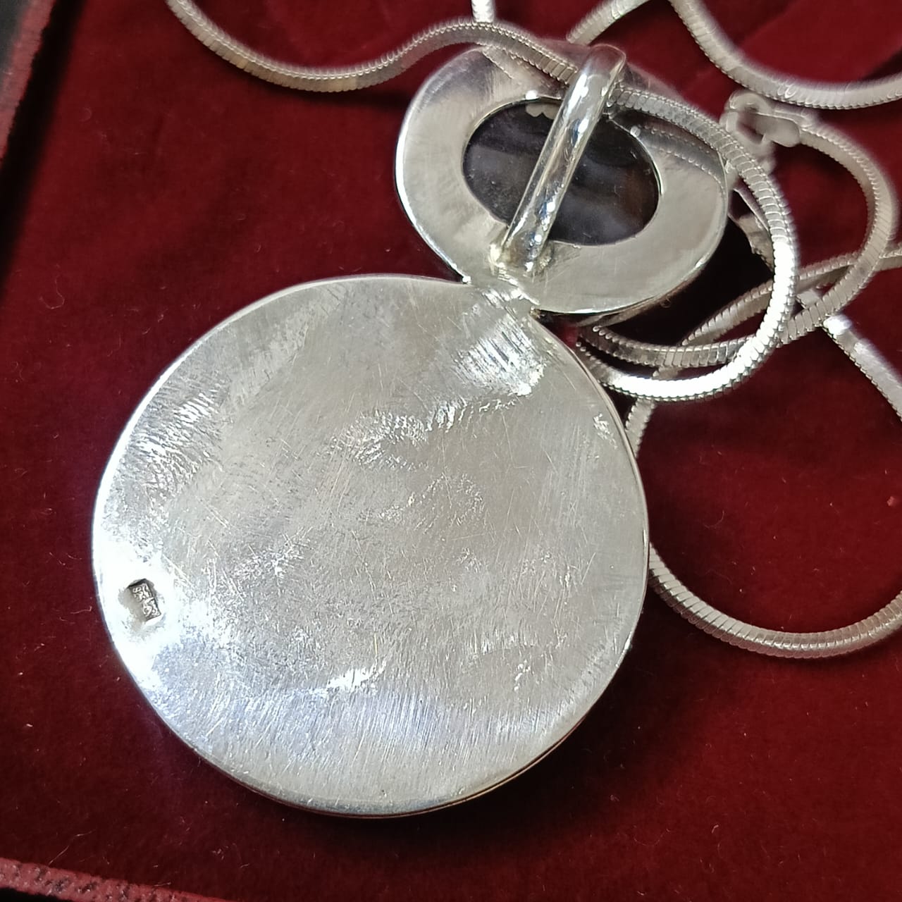 سلسلة تحفة فضة بحجر عقيق مصور