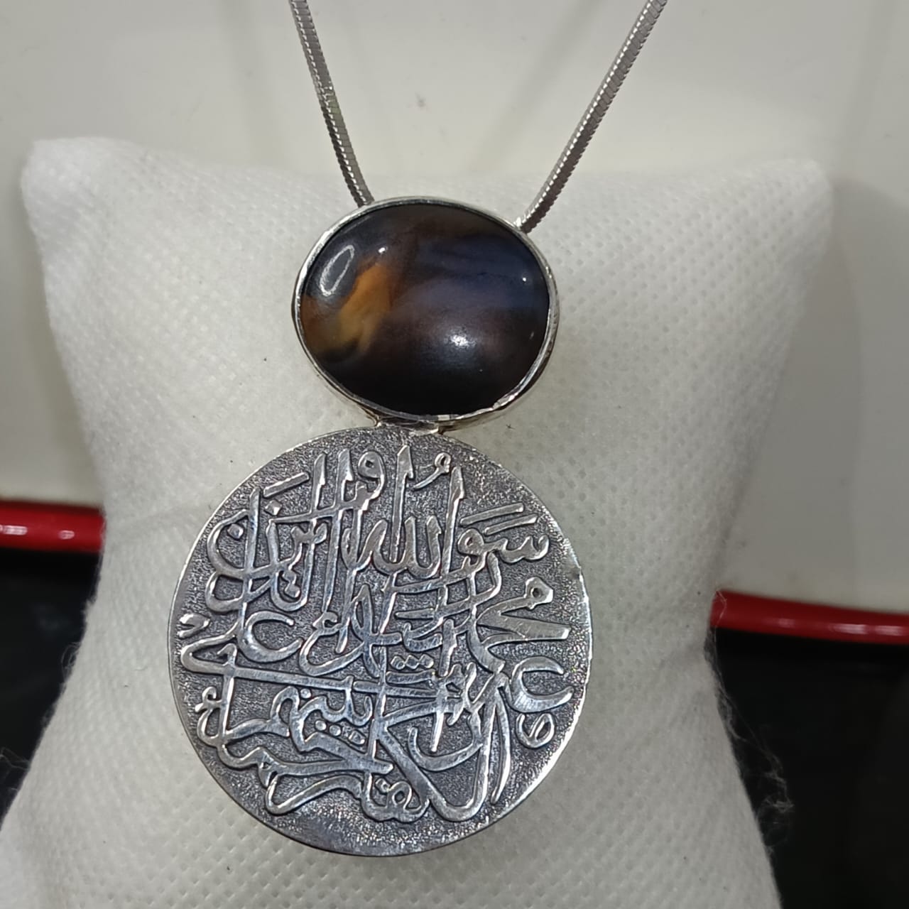 سلسلة تحفة فضة بحجر عقيق مصور