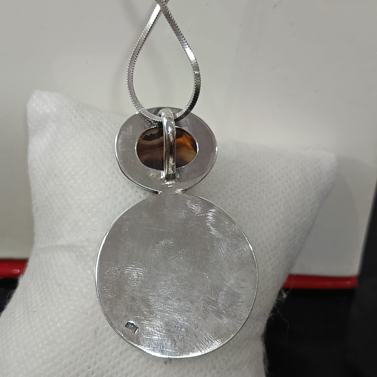 سلسلة تحفة فضة بحجر عقيق مصور