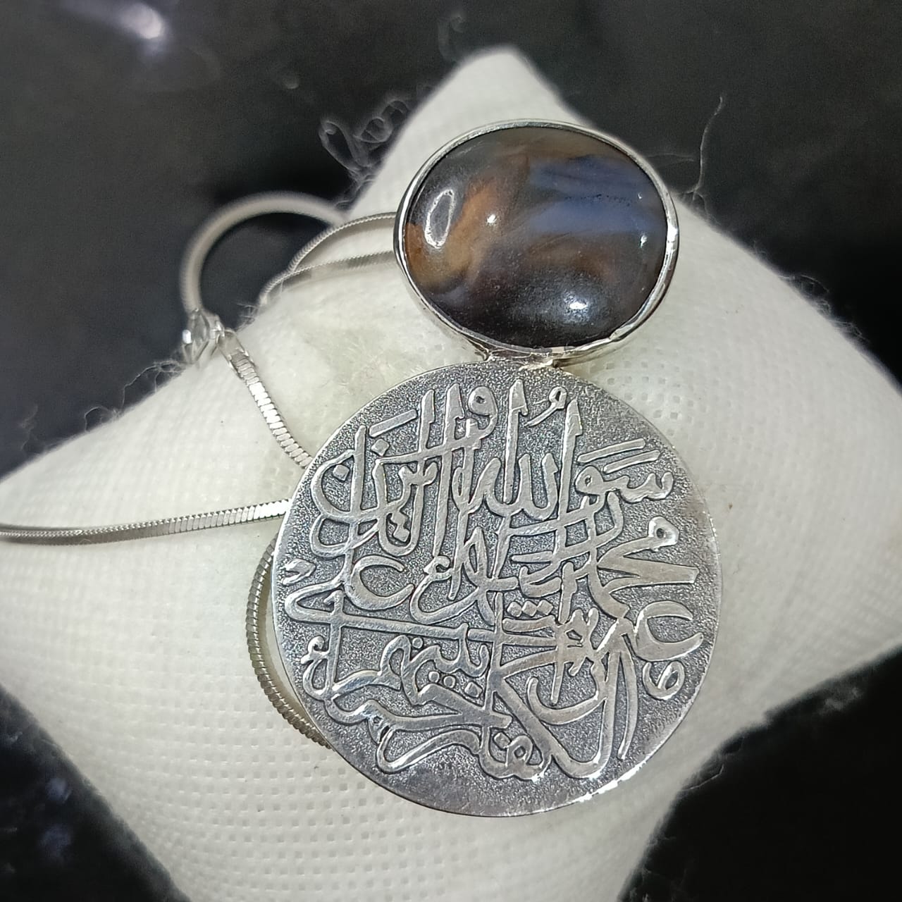 سلسلة تحفة فضة بحجر عقيق مصور