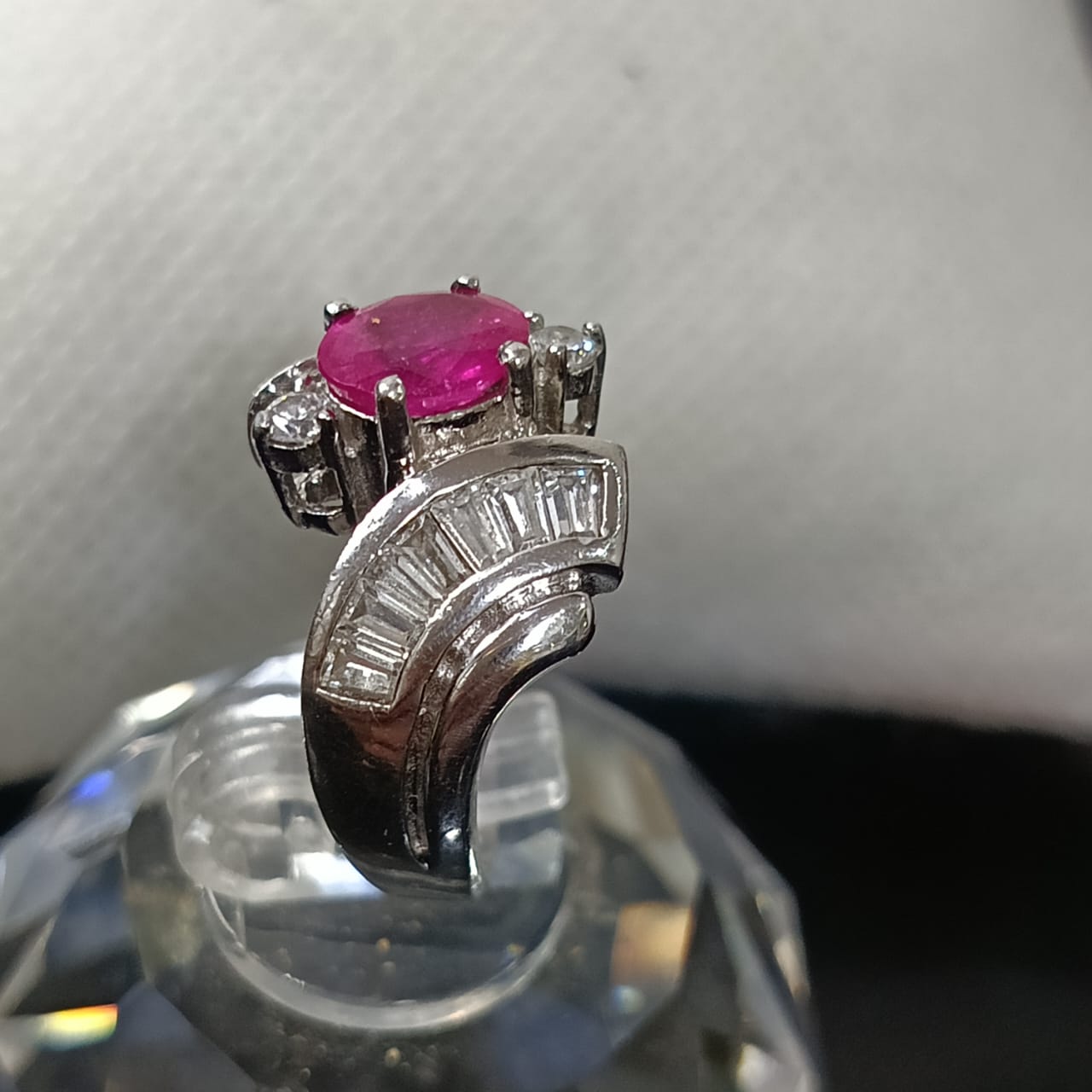 خاتم نسائي تحفة فضة مشلة بالذهب أبيض وحجر ياقوت طبيعي