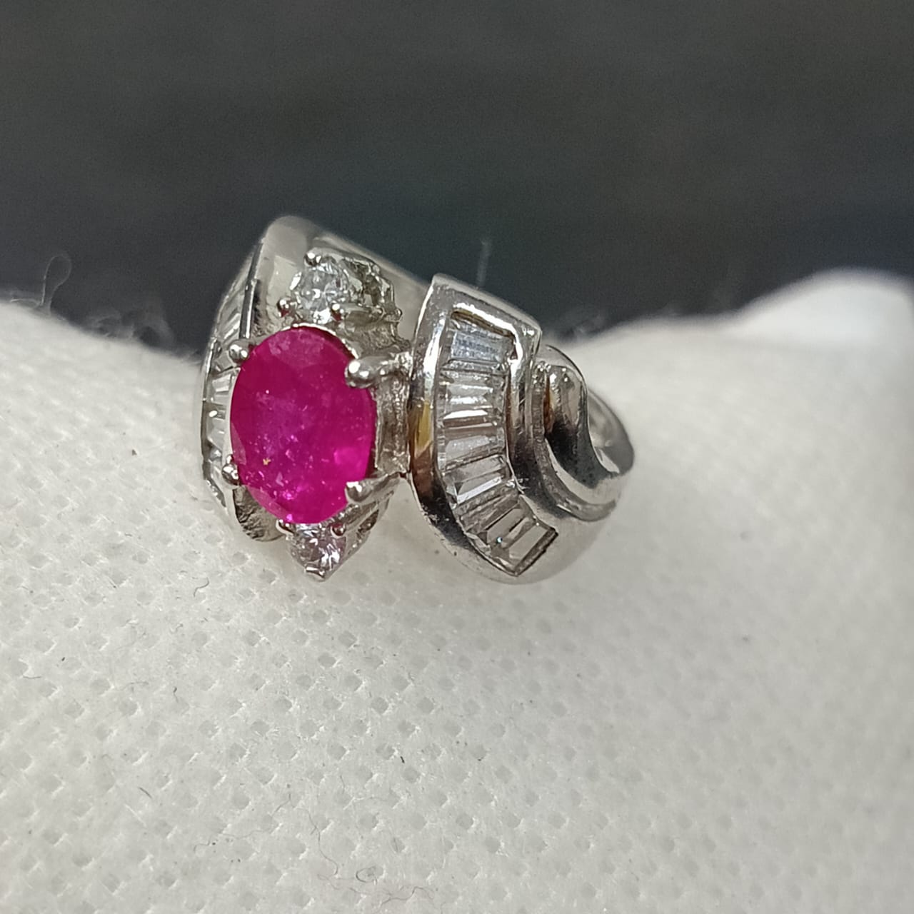 خاتم نسائي تحفة فضة مشلة بالذهب أبيض وحجر ياقوت طبيعي