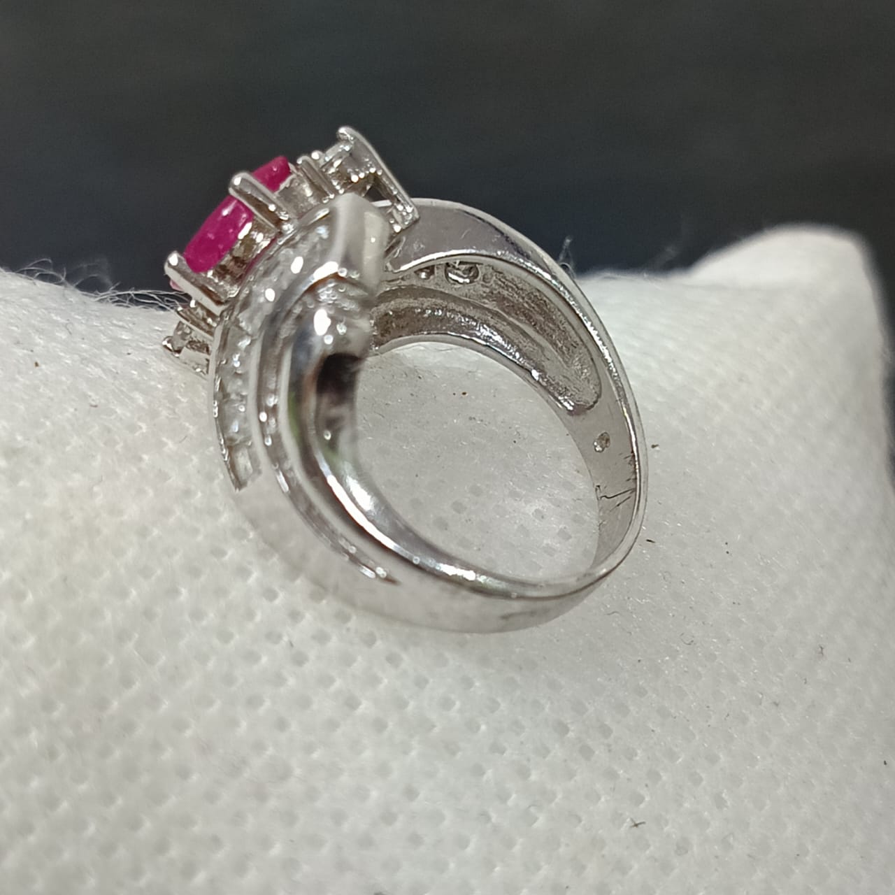 خاتم نسائي تحفة فضة مشلة بالذهب أبيض وحجر ياقوت طبيعي