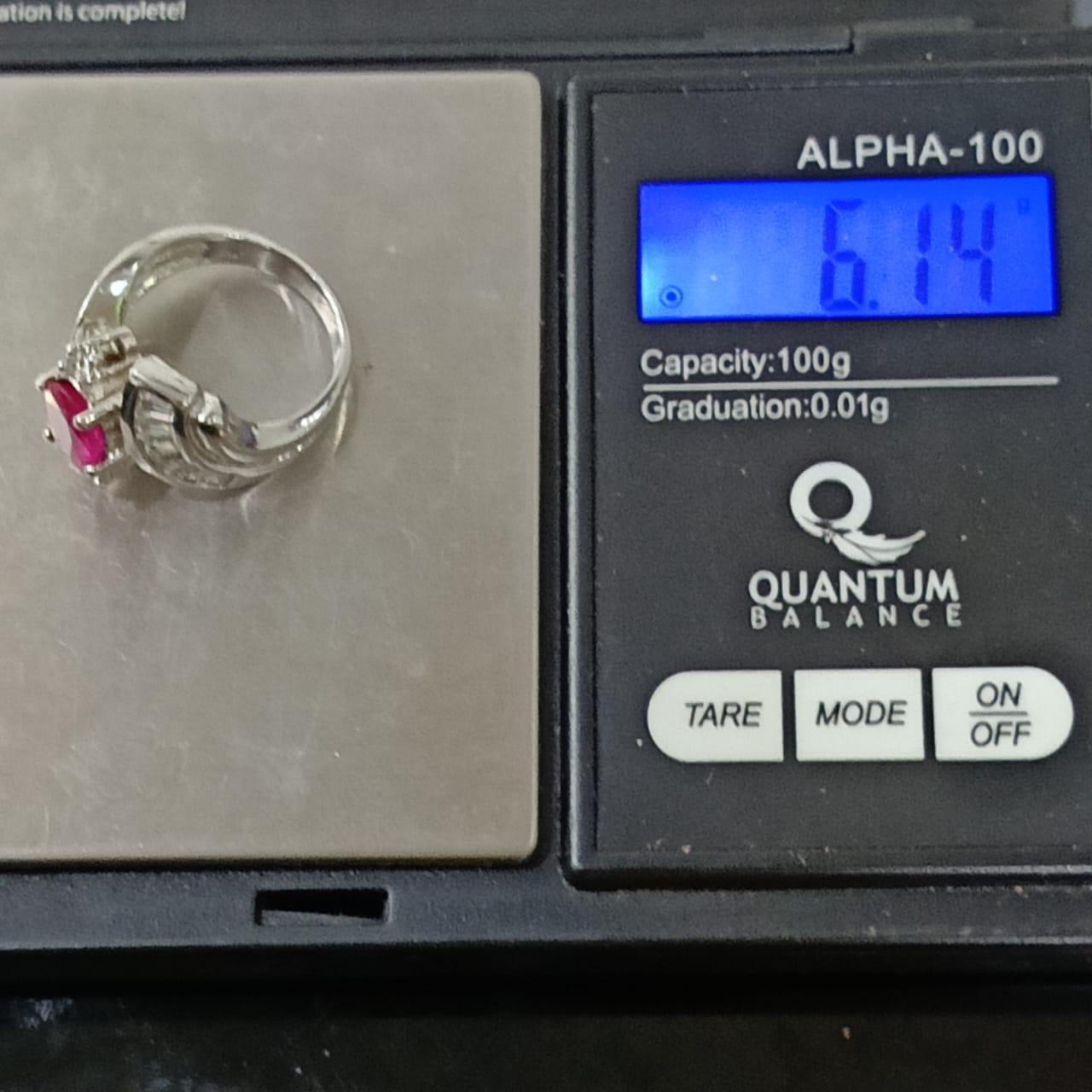 خاتم نسائي تحفة فضة مشلة بالذهب أبيض وحجر ياقوت طبيعي