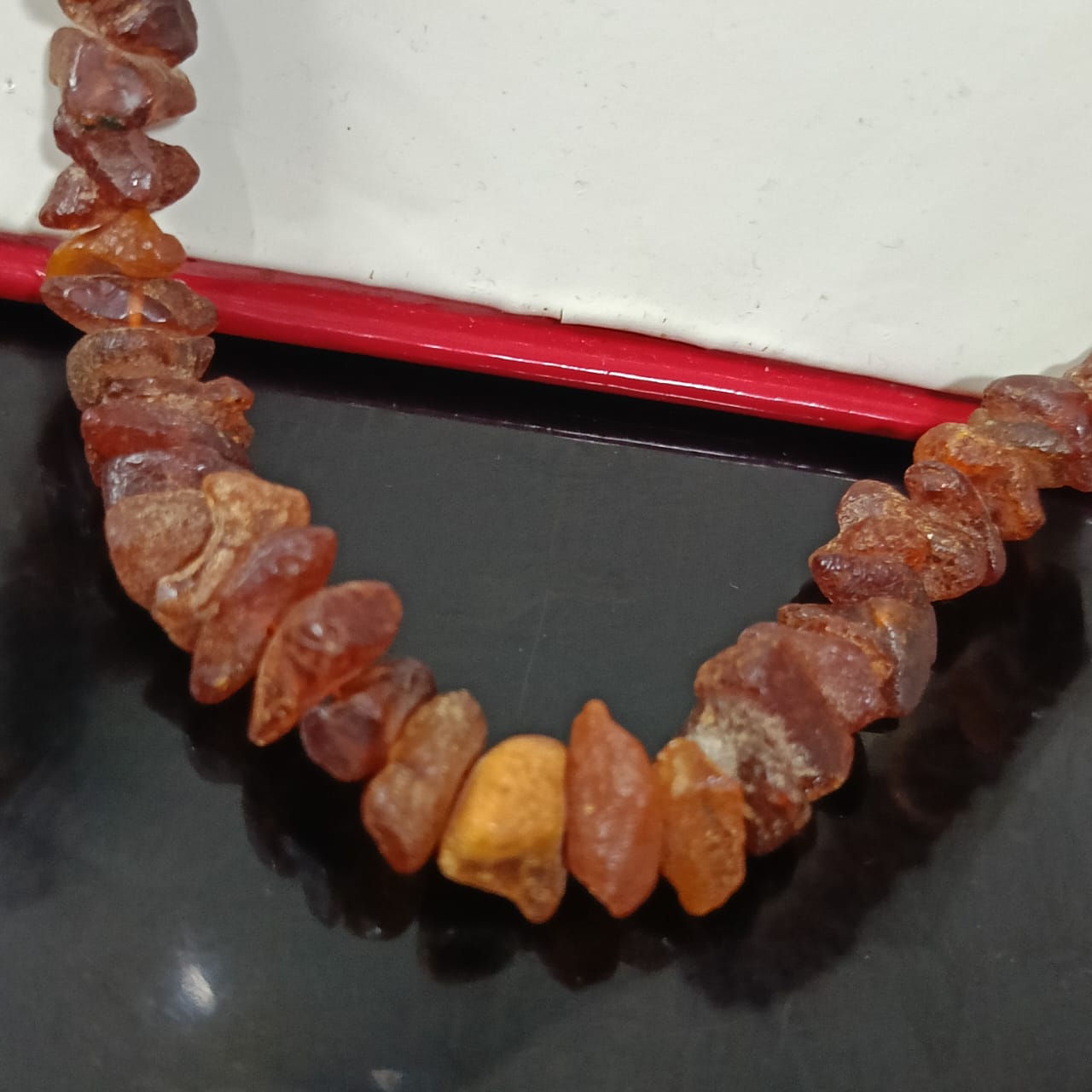 عقد تحفة قديمة كهرمان فواحة