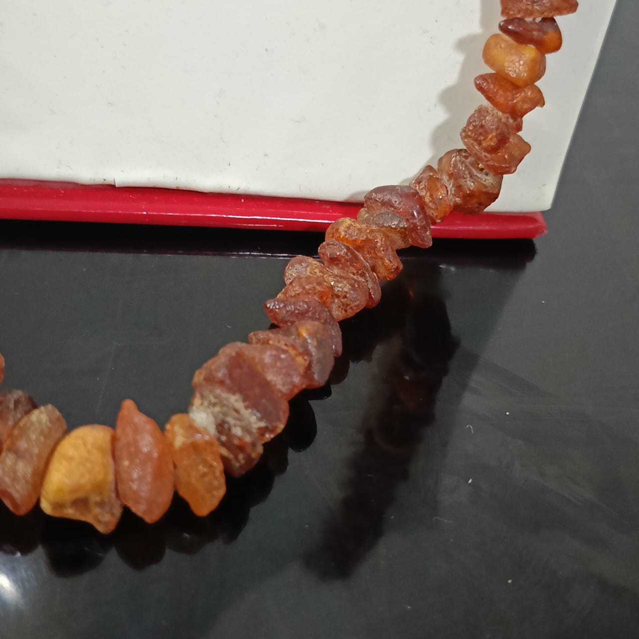 عقد تحفة قديمة كهرمان فواحة