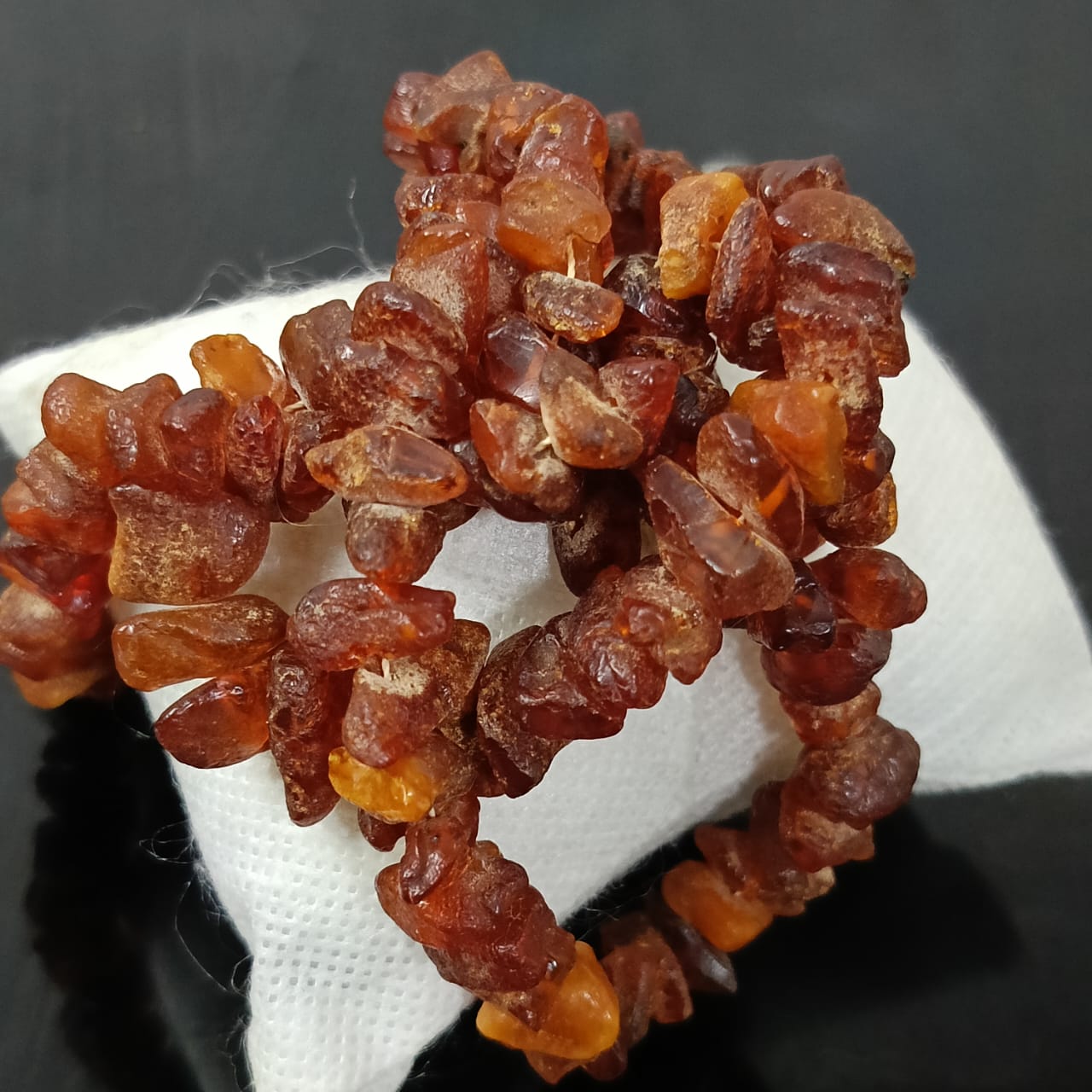 عقد تحفة قديمة كهرمان فواحة