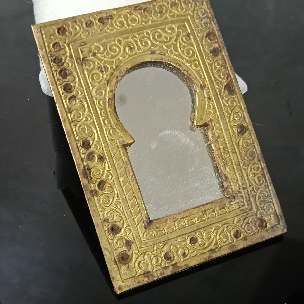 مرأة نحاس قديمة