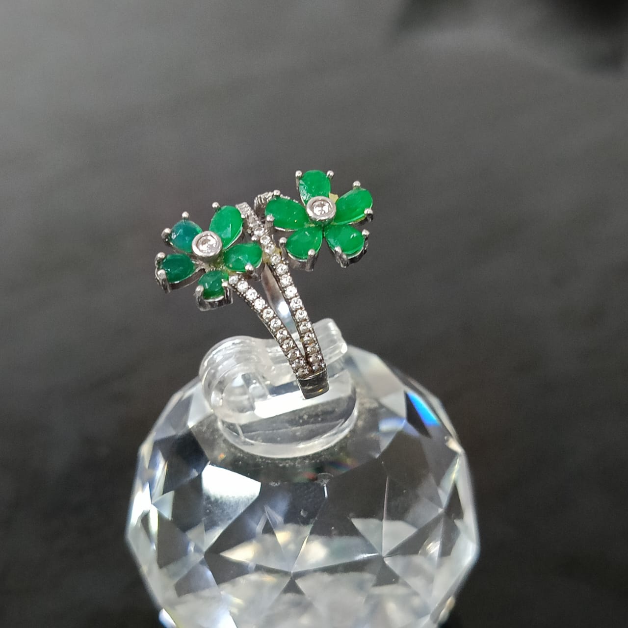 خاتم فضة نسائي مرصع بالأحجار