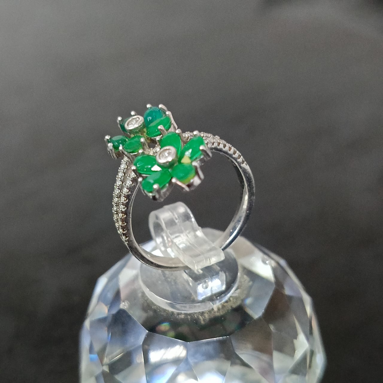 خاتم فضة نسائي مرصع بالأحجار