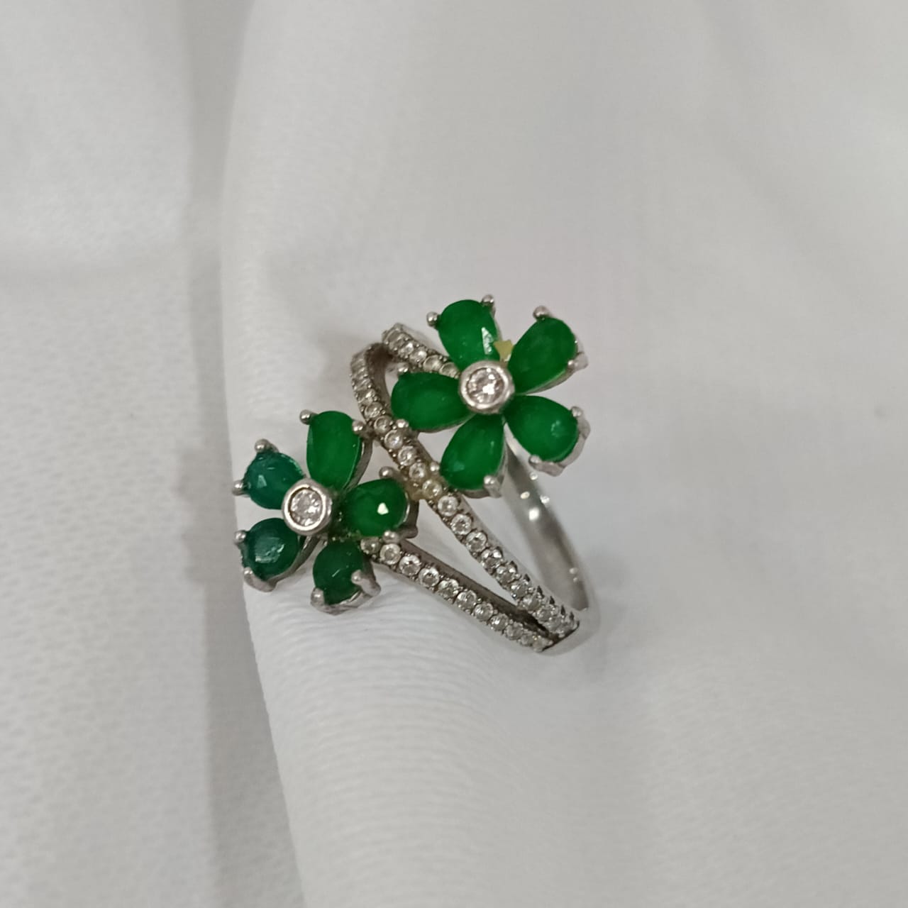 خاتم فضة نسائي مرصع بالأحجار