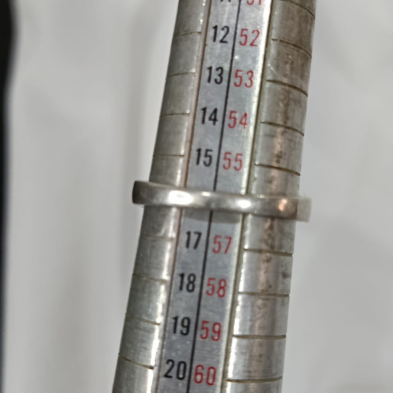 خاتم فضة نسائي مرصع بالأحجار