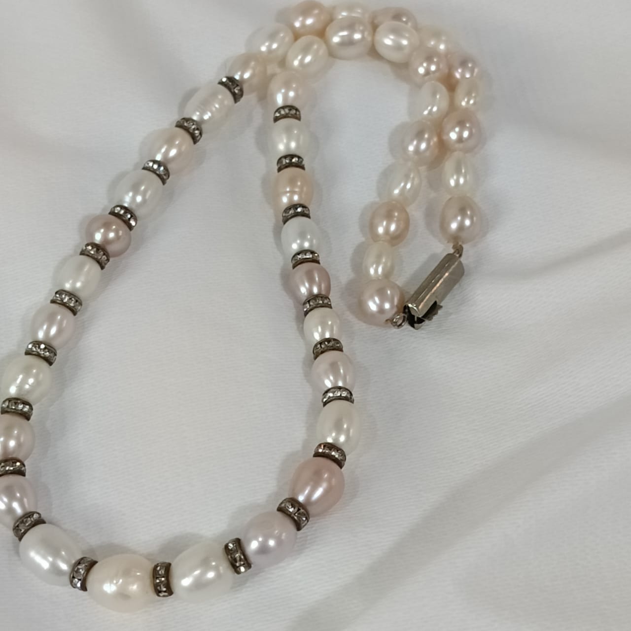 عقد تحفة بحجر لؤلؤ قمحي طبيعي وقفل فضة