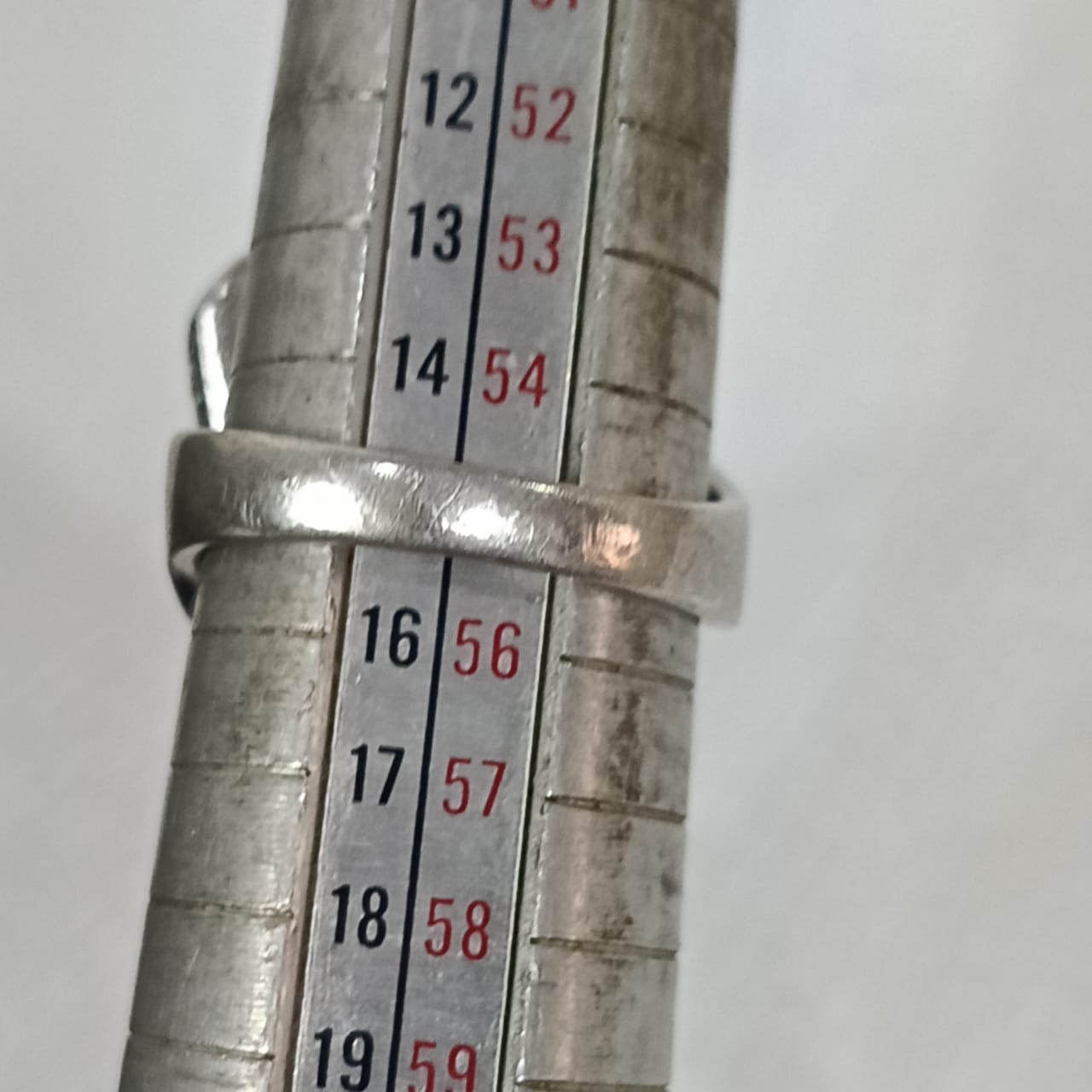 خاتم فضة نسائي على شكل وردة مرصع بالأحجار