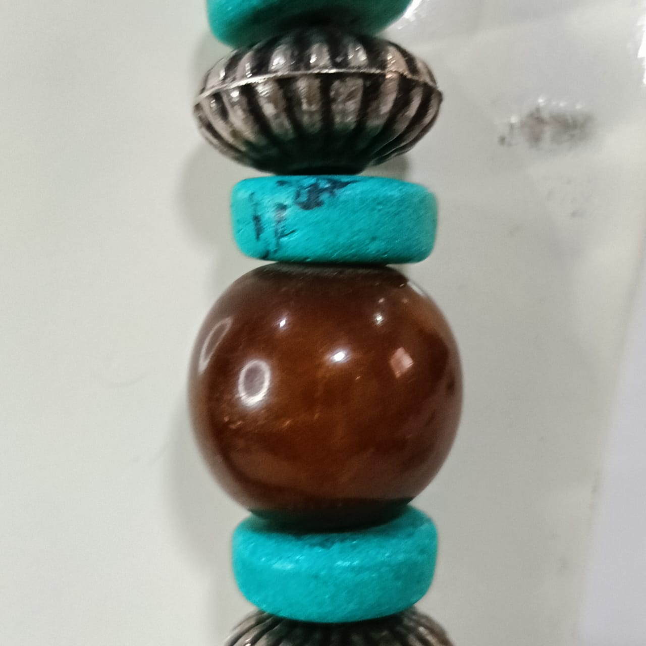 عقد نادر بحجر فيروز طبيعي وكرات لبان فواح