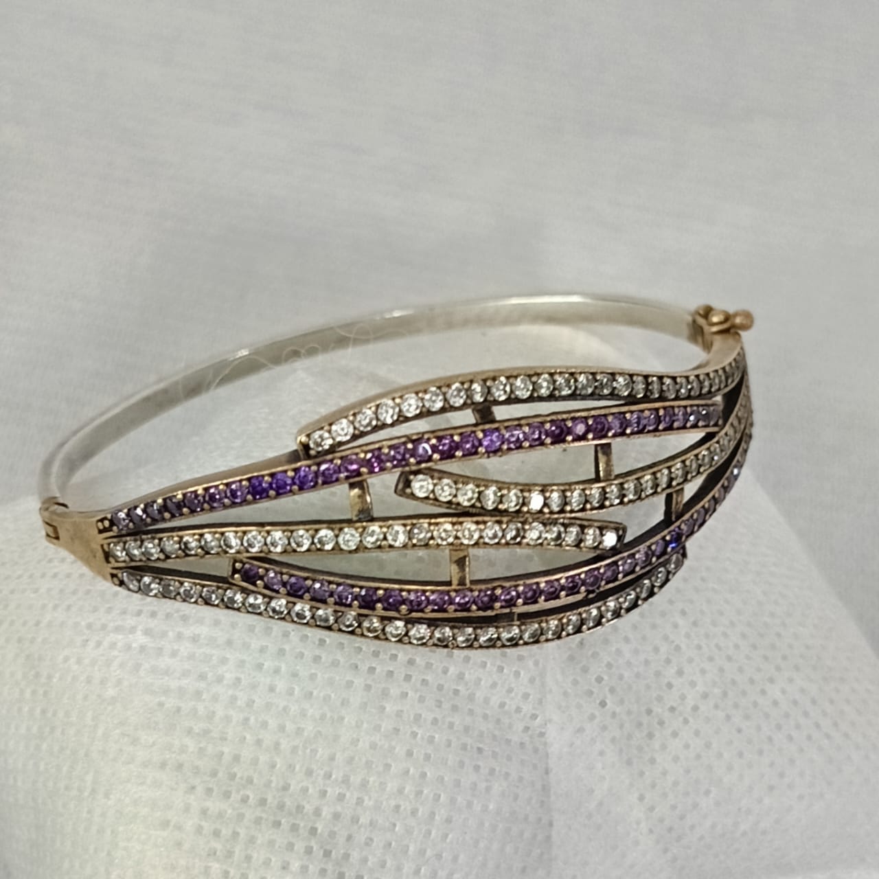 سوار فضة ونحاس مرصع بالأحجار كريمة